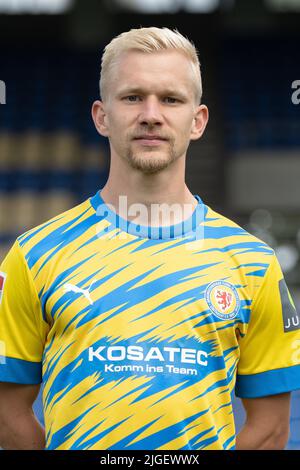 Brunswick, Germania. 10th luglio 2022. Calcio: 2. Bundesliga, sessione fotografica per la stagione 2022/23, Eintracht Braunschweig, Bryan Henning. Credit: Swen Pförtner/dpa - NOTA IMPORTANTE: In conformità con i requisiti della DFL Deutsche Fußball Liga e della DFB Deutscher Fußball-Bund, è vietato utilizzare o utilizzare fotografie scattate nello stadio e/o della partita sotto forma di immagini di sequenza e/o serie di foto video-simili./dpa/Alamy Live News Foto Stock