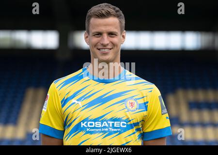 Brunswick, Germania. 10th luglio 2022. Calcio: 2. Bundesliga, sessione fotografica per la stagione 2022/23, Eintracht Braunschweig, Michael Schulz. Credit: Swen Pförtner/dpa - NOTA IMPORTANTE: In conformità con i requisiti della DFL Deutsche Fußball Liga e della DFB Deutscher Fußball-Bund, è vietato utilizzare o utilizzare fotografie scattate nello stadio e/o della partita sotto forma di immagini di sequenza e/o serie di foto video-simili./dpa/Alamy Live News Foto Stock