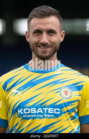 Brunswick, Germania. 10th luglio 2022. Calcio: 2. Bundesliga, sessione fotografica per la stagione 2022/23, Eintracht Braunschweig, Robin Krauße. Credit: Swen Pförtner/dpa - NOTA IMPORTANTE: In conformità con i requisiti della DFL Deutsche Fußball Liga e della DFB Deutscher Fußball-Bund, è vietato utilizzare o utilizzare fotografie scattate nello stadio e/o della partita sotto forma di immagini di sequenza e/o serie di foto video-simili./dpa/Alamy Live News Foto Stock
