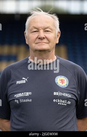 Brunswick, Germania. 10th luglio 2022. Calcio: 2. Bundesliga, sessione fotografica per la stagione 2022/23, Eintracht Braunschweig, supervisore Berthold Schliwa. Credit: Swen Pförtner/dpa - NOTA IMPORTANTE: In conformità con i requisiti della DFL Deutsche Fußball Liga e della DFB Deutscher Fußball-Bund, è vietato utilizzare o utilizzare fotografie scattate nello stadio e/o della partita sotto forma di immagini di sequenza e/o serie di foto video-simili./dpa/Alamy Live News Foto Stock