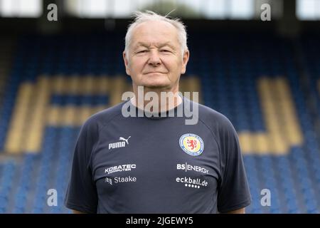Brunswick, Germania. 10th luglio 2022. Calcio: 2. Bundesliga, sessione fotografica per la stagione 2022/23, Eintracht Braunschweig, supervisore Berthold Schliwa. Credit: Swen Pförtner/dpa - NOTA IMPORTANTE: In conformità con i requisiti della DFL Deutsche Fußball Liga e della DFB Deutscher Fußball-Bund, è vietato utilizzare o utilizzare fotografie scattate nello stadio e/o della partita sotto forma di immagini di sequenza e/o serie di foto video-simili./dpa/Alamy Live News Foto Stock