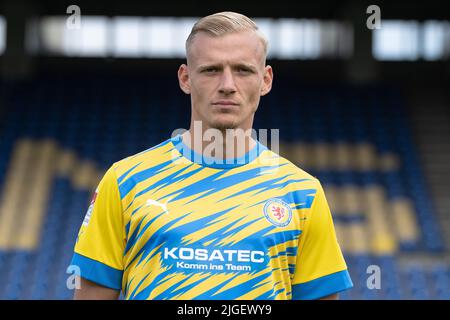 Brunswick, Germania. 10th luglio 2022. Calcio: 2. Bundesliga, sessione fotografica per la stagione 2022/23, Eintracht Braunschweig, Saulo Decarli. Credit: Swen Pförtner/dpa - NOTA IMPORTANTE: In conformità con i requisiti della DFL Deutsche Fußball Liga e della DFB Deutscher Fußball-Bund, è vietato utilizzare o utilizzare fotografie scattate nello stadio e/o della partita sotto forma di immagini di sequenza e/o serie di foto video-simili./dpa/Alamy Live News Foto Stock