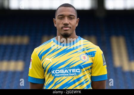 Brunswick, Germania. 10th luglio 2022. Calcio: 2. Bundesliga, sessione fotografica per la stagione 2022/23, Eintracht Braunschweig, Anton Donkor. Credit: Swen Pförtner/dpa - NOTA IMPORTANTE: In conformità con i requisiti della DFL Deutsche Fußball Liga e della DFB Deutscher Fußball-Bund, è vietato utilizzare o utilizzare fotografie scattate nello stadio e/o della partita sotto forma di immagini di sequenza e/o serie di foto video-simili./dpa/Alamy Live News Foto Stock