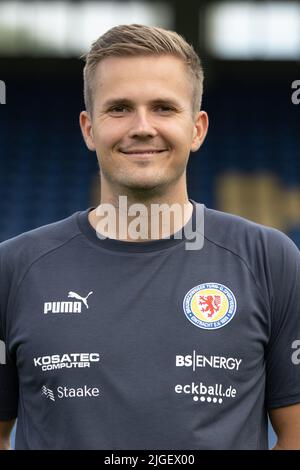 Brunswick, Germania. 10th luglio 2022. Calcio: 2. Bundesliga, sessione fotografica per la stagione 2022/23, Eintracht Braunschweig, fisioterapista Christian Degenhardt. Credit: Swen Pförtner/dpa - NOTA IMPORTANTE: In conformità con i requisiti della DFL Deutsche Fußball Liga e della DFB Deutscher Fußball-Bund, è vietato utilizzare o utilizzare fotografie scattate nello stadio e/o della partita sotto forma di immagini di sequenza e/o serie di foto video-simili./dpa/Alamy Live News Foto Stock