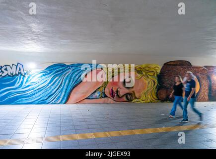 Axel Mengu murale raffigurante la ragazza dormiente e l'orso. Murales a Istanbul. Arte di strada, murale nel distretto di Kadiköy di Istanbul, Turchia Foto Stock