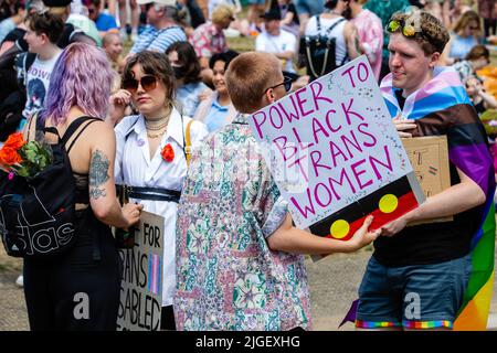 Londra, Regno Unito. 9th luglio 2022. Migliaia di persone si riuniscono per partecipare a una marcia London Trans+ Pride dal Wellington Arch a Soho. London Trans+ Pride è un evento di protesta popolare che non è affiliato a Pride a Londra e che si concentra sulla creazione di uno spazio per la comunità trans, non binaria, intersex e GNC di Londra per celebrare le loro identità e per lottare per i loro diritti. Credit: Mark Kerrison/Alamy Live News Foto Stock