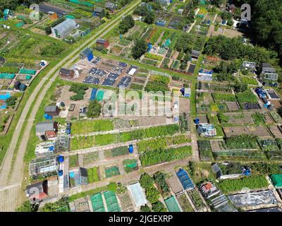 Pontypridd, Galles - Luglio 2022: Vista aerea delle assegnazioni di comunità in un villaggio alla periferia di Cardiff Foto Stock