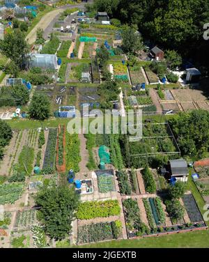 Pontypridd, Galles - Luglio 2022: Vista aerea delle assegnazioni di comunità in un villaggio alla periferia di Cardiff Foto Stock