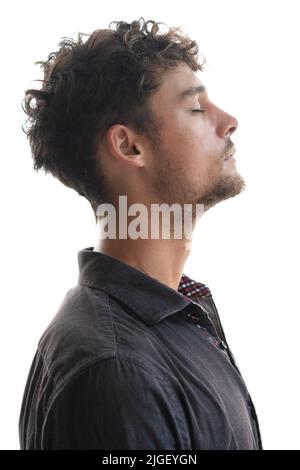 Giovane uomo riccio. Un ritratto isolato su sfondo bianco Foto Stock