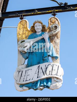 Suffolk, Regno Unito - Agosto 12th 2021: Cartello tradizionale per l'Angel Hotel nel villaggio di Lavenham a Suffolk, Regno Unito. Foto Stock