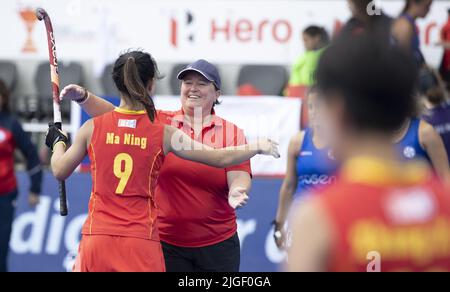 Spielberg, Austria. 10th luglio 2022. AMSTERDAM - il capo allenatore Alyson Annan (CHN) con Ning ma (CHN) dopo la partita Cina-Cile (3-0) ai Campionati mondiali di hockey al Wagener Stadium, il 10 luglio 2022 ad Amsterdam, Paesi Bassi. ANP KOEN SUYK Credit: ANP/Alamy Live News Foto Stock