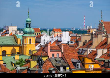 Città di Varsavia in Polonia, vista sui tetti delle case storiche della città vecchia. Foto Stock