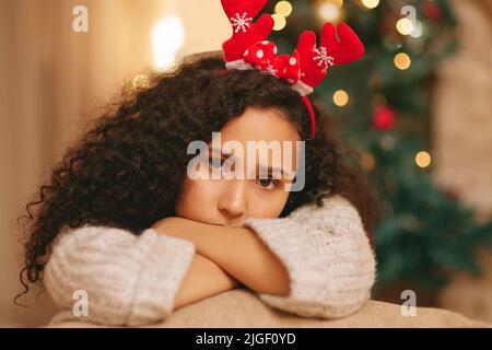 Niente di felice delle mie vacanze. Una giovane donna che si sente infelice durante il Natale a casa. Foto Stock