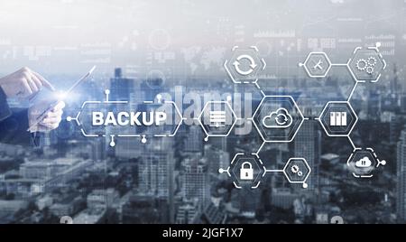 Concetto di tecnologia dei dati di storage di backup. Uomo d'affari che tocca Backup Foto Stock