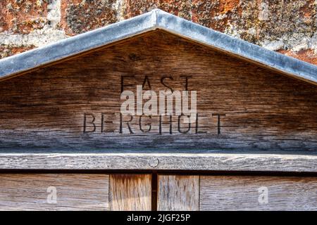 Suffolk, Regno Unito - Settembre 7th 2021: East Bergholt segno su un noteboard nel villaggio di East Bergholt in Suffolk, Regno Unito. Foto Stock