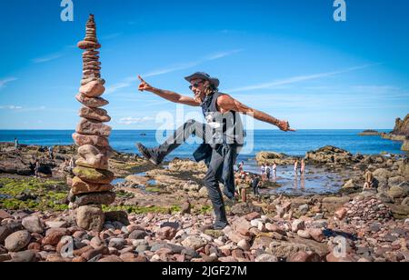 Il concorrente Pedro Duran partecipa all'evento "pietre più bilanciate in 20 minuti" durante i Campionati europei di stacking in pietra 2022 sulla spiaggia di Eye Cave a Dunbar, East Lothian. I campionati sono la più grande competizione europea per tutti gli appassionati e gli artisti dell'impilamento di pietre e dell'equilibratura di rocce. Data foto: Domenica 10 luglio 2022. Foto Stock