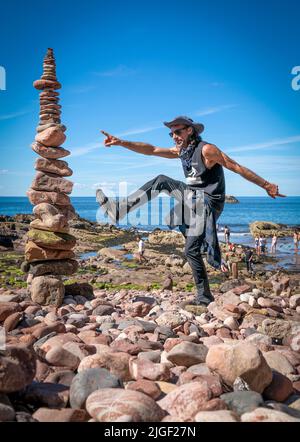 Il concorrente Pedro Duran partecipa all'evento "pietre più bilanciate in 20 minuti" durante i Campionati europei di stacking in pietra 2022 sulla spiaggia di Eye Cave a Dunbar, East Lothian. I campionati sono la più grande competizione europea per tutti gli appassionati e gli artisti dell'impilamento di pietre e dell'equilibratura di rocce. Data foto: Domenica 10 luglio 2022. Foto Stock