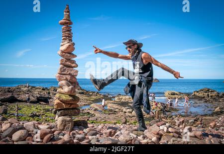 Il concorrente Pedro Duran partecipa all'evento "pietre più bilanciate in 20 minuti" durante i Campionati europei di stacking in pietra 2022 sulla spiaggia di Eye Cave a Dunbar, East Lothian. I campionati sono la più grande competizione europea per tutti gli appassionati e gli artisti dell'impilamento di pietre e dell'equilibratura di rocce. Data foto: Domenica 10 luglio 2022. Foto Stock