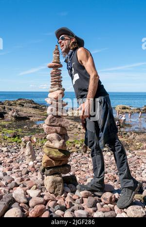 Il concorrente Pedro Duran partecipa all'evento "pietre più bilanciate in 20 minuti" durante i Campionati europei di stacking in pietra 2022 sulla spiaggia di Eye Cave a Dunbar, East Lothian. I campionati sono la più grande competizione europea per tutti gli appassionati e gli artisti dell'impilamento di pietre e dell'equilibratura di rocce. Data foto: Domenica 10 luglio 2022. Foto Stock