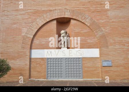 Muro del Museo Nacional de Arte Romano - Museo Nazionale d'Arte Romana - con scultura senza testa a Merida, Estremadura, Spagna Foto Stock