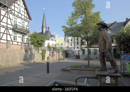 Piazza del mercato con fontana del vino e San Sebastiano e Laurentius chiesa in Martinsthal, Eltville, Rheingau, Taunus, Assia, Germania Foto Stock