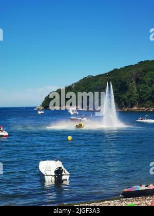 Paignton, Regno Unito. Domenica 10 Luglio 2022. Uomo a cavallo di un acquaiolo vicino a Elberry Cove in Devon in una calda giornata estiva. Credit: Thomas Faull/Alamy Live News Foto Stock