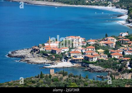 Si affaccia sul villaggio costiero di Kardamyli con il suo bech sullo sfondo, nel mani esterno, Peloponneso meridionale, Messinia, Grecia. Foto Stock