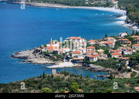 Si affaccia sul villaggio costiero di Kardamyli con il suo bech sullo sfondo, nel mani esterno, Peloponneso meridionale, Messinia, Grecia. Foto Stock