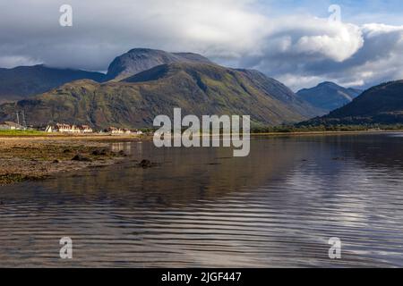 Il magnifico ben Nevis, visto da Loch Linnhe vicino a Fort William, nelle Highlands della Scozia, Regno Unito. Foto Stock