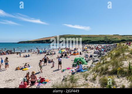 Rosscarbery, West Cork, Irlanda. 10th luglio 2022. Il sole splinse e le temperature raggiunse oggi il 24C alla Warren Beach, West Cork. Centinaia di turisti e abitanti del posto si recano in spiaggia per sfruttare al meglio il clima caldo. Credit: AG News/Alamy Live News Foto Stock