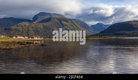 Il magnifico ben Nevis, visto da Loch Linnhe vicino a Fort William, nelle Highlands della Scozia, Regno Unito. Foto Stock