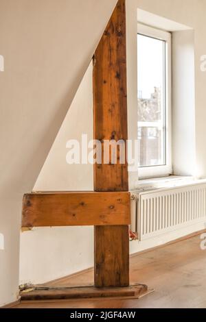 Una camera vuota in stile mansarda accogliente e spaziosa in una casa di lusso Foto Stock