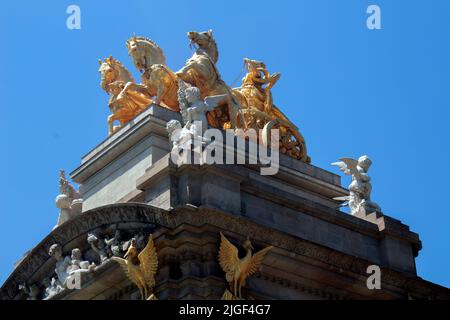 Quadriga de l'Aurora in cima alla Font de la cascada, nel Parc de la Ciutadella, Ciutat Vella, Barcellona, Catalogna, Spagna Foto Stock