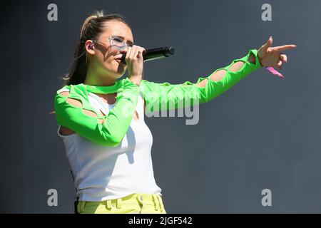 Glasgow, Regno Unito. 10th luglio 2022. MIMI WEBB, di Canterbury, ha suonato sul palco principale al festival musicale TRNSMT, Glasgow Green, Glasgow, Scozia, Regno Unito, fino a un massimo di 50000 spettatori. Il festival TRNSMT è stato un evento di vendita per ciascuno dei tre giorni in cui si è svolto. Credit: Findlay/Alamy Live News Foto Stock