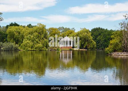 Bandstand sull'isola di Watermead, Aylesbury, Buckinghamshire, Inghilterra, Regno Unito Foto Stock