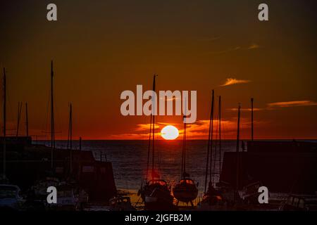 Suns si trova di fronte AL porto DI ABERAERON si verifica solo un giorno dell'anno quando è centro. Foto Stock