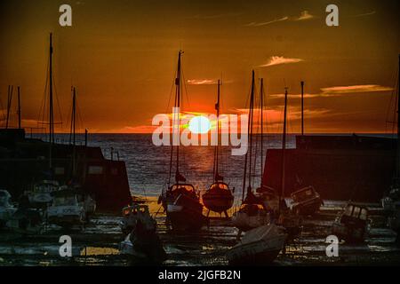 Suns si trova di fronte AL porto DI ABERAERON si verifica solo un giorno dell'anno quando è centro. Foto Stock