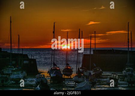 Suns si trova di fronte AL porto DI ABERAERON si verifica solo un giorno dell'anno quando è centro. Foto Stock