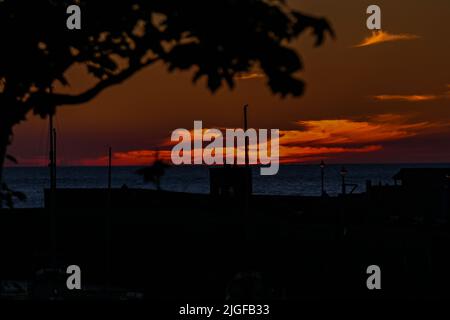 Suns si trova di fronte AL porto DI ABERAERON si verifica solo un giorno dell'anno quando è centro. Foto Stock