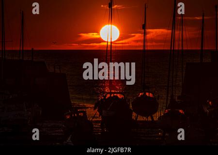 Suns si trova di fronte AL porto DI ABERAERON si verifica solo un giorno dell'anno quando è centro. Foto Stock