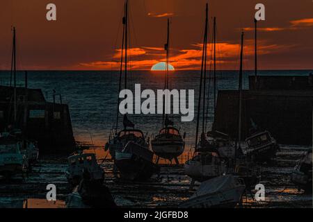 Suns si trova di fronte AL porto DI ABERAERON si verifica solo un giorno dell'anno quando è centro. Foto Stock