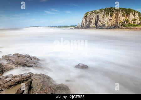 Sopra le scogliere a Torres Beach, Rio Grande do sul, Brasile meridionale - lunga esposizione Foto Stock