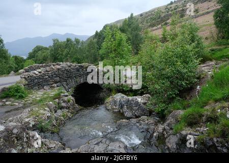 Ashness ponte di pietra vicino a Keswick, Lake District Foto Stock