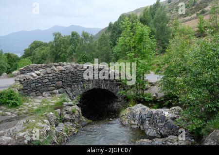 Ashness ponte di pietra vicino a Keswick, Lake District Foto Stock