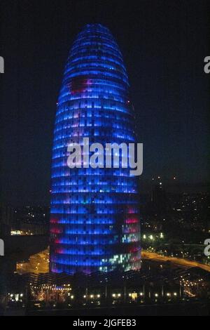 La Torre Glòries - ex Torre Agbar - di notte grattacielo di 38 piani vicino a Plaza de les Glòries Catalanes, Poblenou Barcellona, Catalunya Spagna Foto Stock