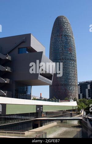 La Torre Glòries - già Torre Agbar - grattacielo a 38 piani e il Museu del Disseny de Barcelona, Poblenou Barcelona, Catalunya Spagna Foto Stock