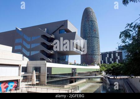 La Torre Glòries - già Torre Agbar - grattacielo a 38 piani e il Museu del Disseny de Barcelona, Poblenou Barcelona, Catalunya Spagna Foto Stock