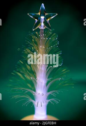 Modifica creativa di un piccolo LED decorazione albero di Natale fotografato in macro. Foto Stock