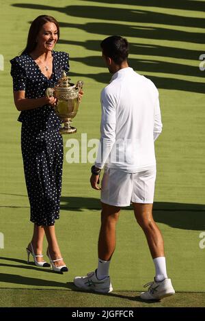 Londra, Regno Unito. 10th luglio 2022, All England Lawn Tennis and Croquet Club, Londra, Inghilterra; torneo di tennis di Wimbledon, finale di single maschile; Novak Djokovic (SRB) riceve il Trofeo Gentlemen's Singles da Kate Middleton, Duchessa di Cambridge Credit: Action Plus Sports Images/Alamy Live News Credit: Action Plus Sports Images/Alamy Live News Foto Stock