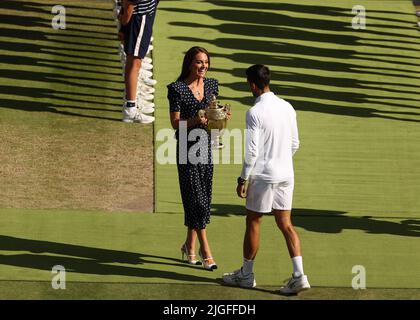 Londra, Regno Unito. 10th luglio 2022, All England Lawn Tennis and Croquet Club, Londra, Inghilterra; torneo di tennis di Wimbledon, finale di single maschile; Novak Djokovic (SRB) riceve il Trofeo Gentlemen's Singles da Kate Middleton, Duchessa di Cambridge Credit: Action Plus Sports Images/Alamy Live News Credit: Action Plus Sports Images/Alamy Live News Foto Stock